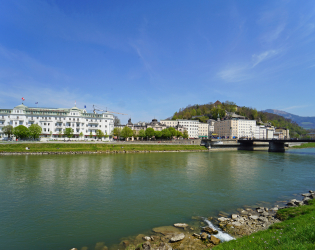 Ansicht über Salzach aufs gegenüberliegende Ufer