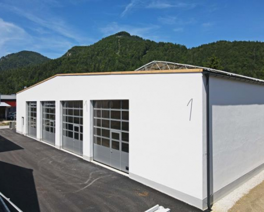 Neubau: Vielseitige Garagen/Hallenflächen
