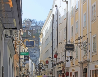 Altstadtgasse mit Schildern