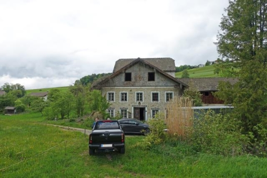 Landwirtschaftliches Gebäude mit Mühle in idyllischer Lage