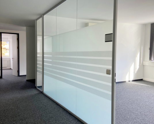 Helles Büro in modernem Haus