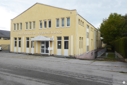 Zentral gelegene Halle mit Büroanteil