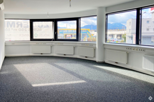 Helles Büro in modernem Haus