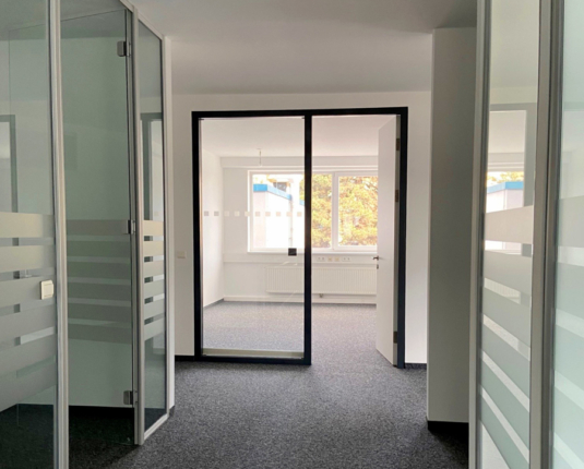 Helles Büro in modernem Haus