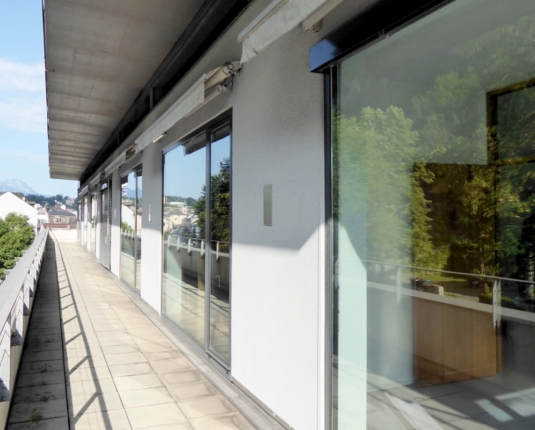 Penthouse-Büro mit großzügiger Terrasse