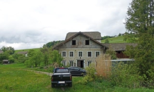 Landwirtschaftliches Gebäude mit Mühle in idyllischer Lage
