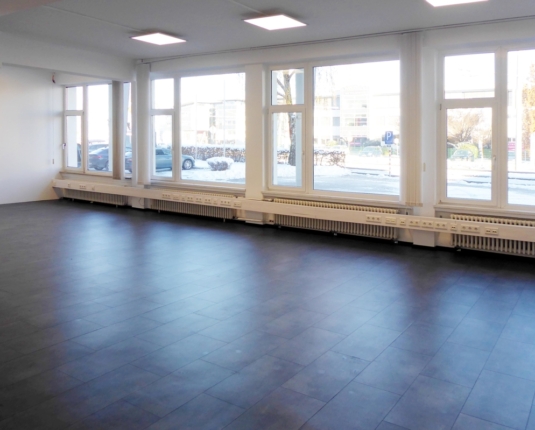 Attraktiver Gewerbestandort: Großzügige Büros mit 4.000 m² Lager