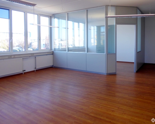 Attraktiver Gewerbestandort: Großzügige Büros mit 4.000 m² Lager