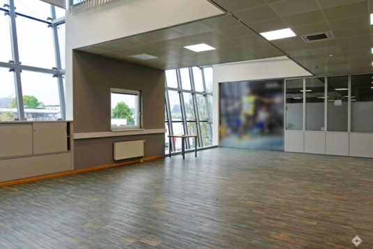 Attraktiver Gewerbestandort: Großzügiges Lager mit 2.000 m² Bürohaus