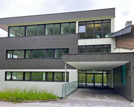 Sehr gepflegte Betriebsliegenschaft