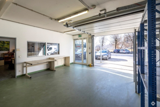 Büro mit Lager und Rolltor in Salzburg Nord