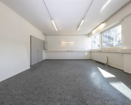 Büro mit Lager und Rolltor in Salzburg Nord