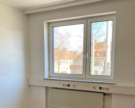 Büro mit Balkon in Liefering zu vermieten.