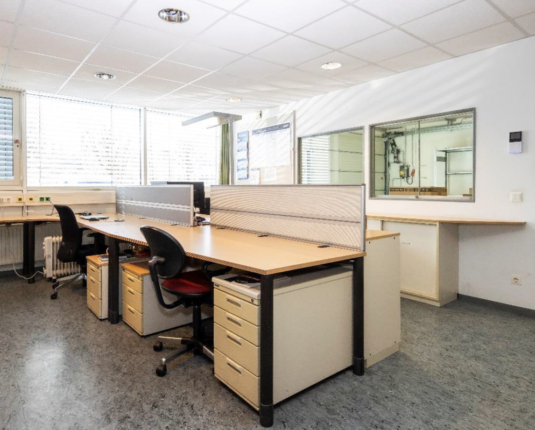 Büro mit Lager und Rolltor in Salzburg Nord