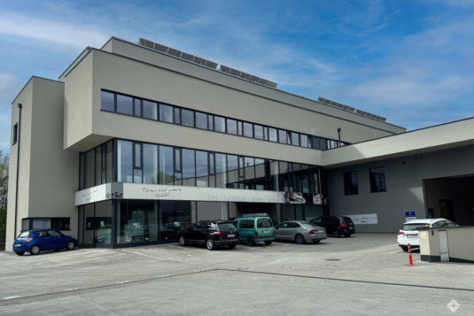 Modernes Büro/ -Showroom/ -Lagerkombination nähe Autobahn