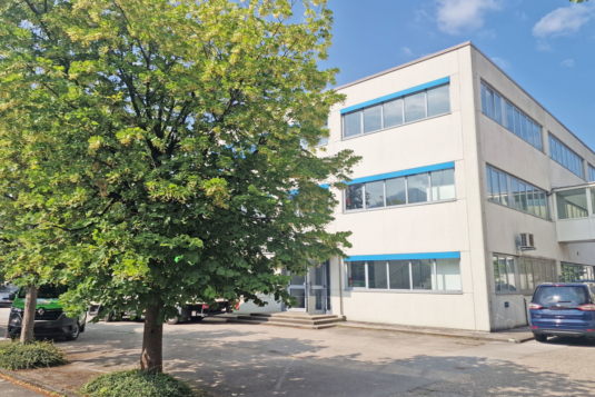 Flexibler Bürotrakt mit zahlreichen Parkplätzen