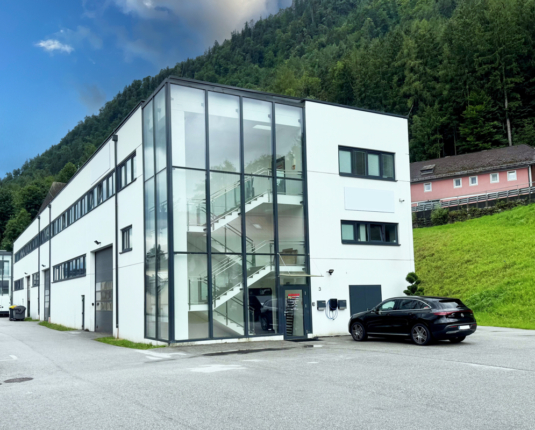 Hochregallager mit moderner Bürofläche