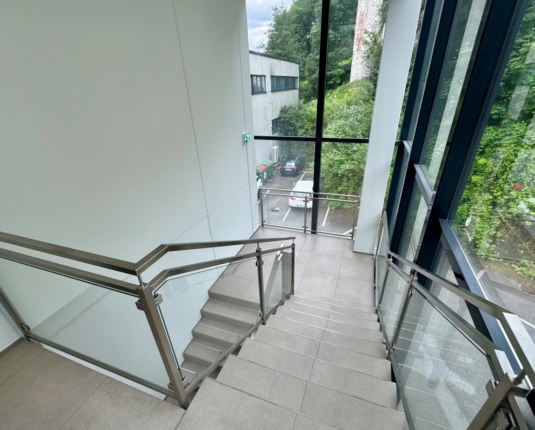 Moderne Bürofläche mit Lagerkombination