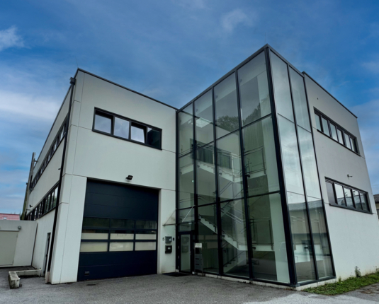 Moderne Bürofläche mit Lagerkombination