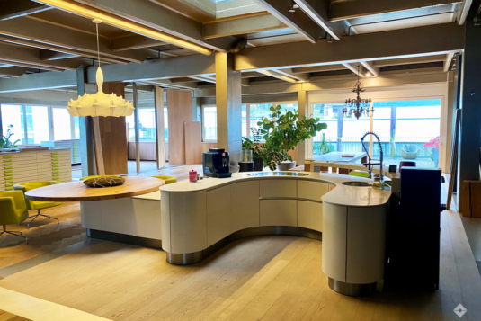 Showroom mit riesiger Terrasse