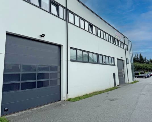 Moderne Bürofläche mit Lagerkombination