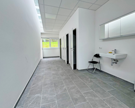 Moderne Bürofläche mit Lagerkombination