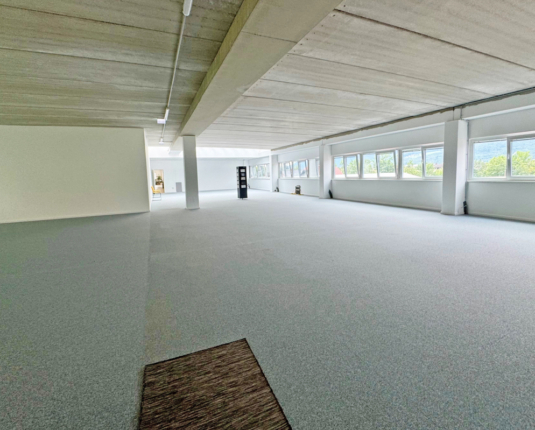 Moderne Bürofläche mit Lagerkombination