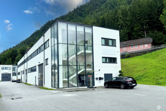 Moderne Bürofläche mit Lagerkombination