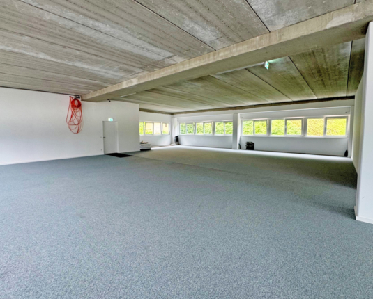 Moderne Bürofläche mit Lagerkombination