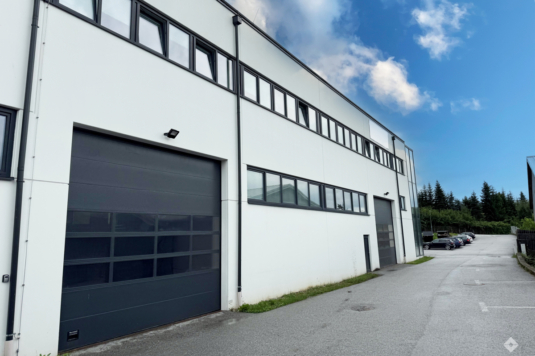Hochregallager mit moderner Bürofläche