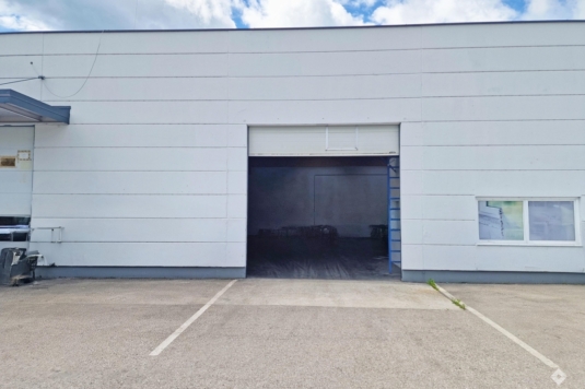 Halle mit Büroflächen, nahe Autobahnanschluss
