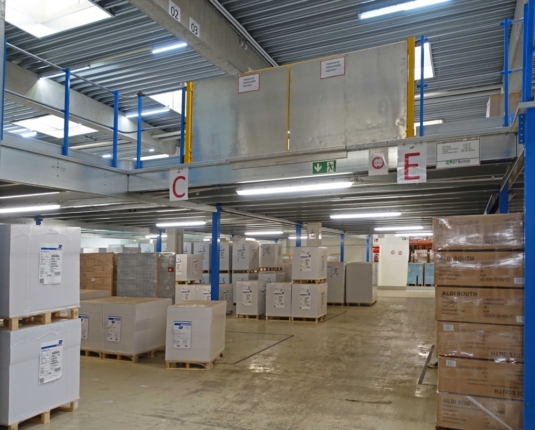 Attraktiver Gewerbestandort: Großzügiges Lager mit 2.000 m² Bürohaus
