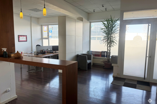 Großzügige, lichtdurchflutete Geschäftsfläche in Flughafennähe