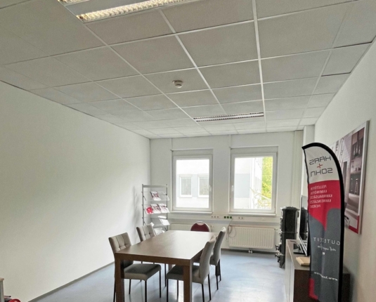Hallenflächen mit Büros in Puch zu vermieten