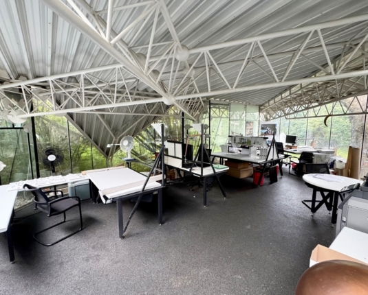 Repräsentative Bürofläche mit besonderer Architektur im Grünen