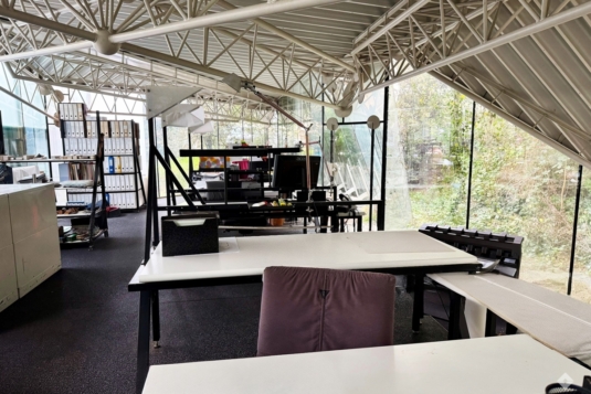 Repräsentative Bürofläche mit besonderer Architektur im Grünen