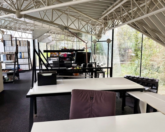Repräsentative Bürofläche mit besonderer Architektur im Grünen