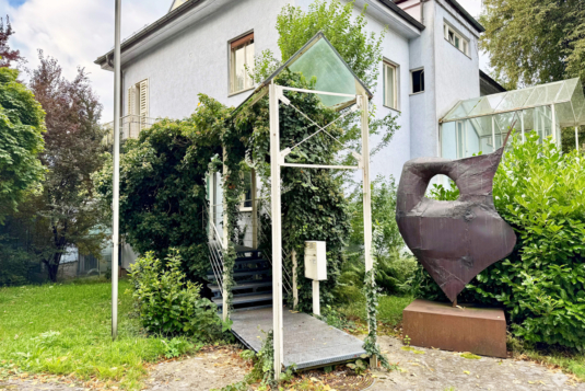 Repräsentative Bürofläche mit besonderer Architektur im Grünen