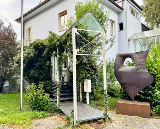 Repräsentative Bürofläche mit besonderer Architektur im Grünen