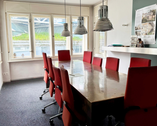 Repräsentative Bürofläche mit besonderer Architektur im Grünen