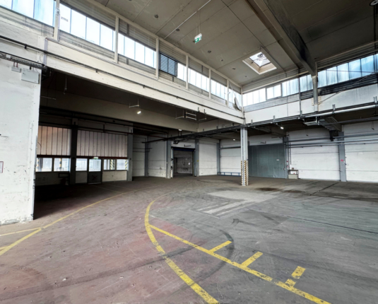 Großzügige Lagerhalle mit Büroanteil in verkehrsgünstiger Lage