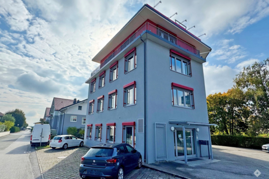 Praktische Lagerfläche mit Büro und ausgezeichneter Werbemöglichkeit zur Autobahn