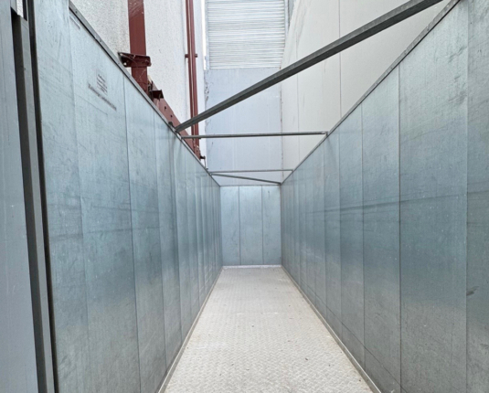 Praktische Lagerfläche mit Büro und ausgezeichneter Werbemöglichkeit zur Autobahn