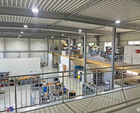 Neuwertige Betriebsliegenschaft mit Büro- Produktions- und Lagerflächen zur Miete
