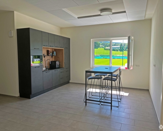 Neuwertige Betriebsliegenschaft mit Büro- Produktions- und Lagerflächen zur Miete