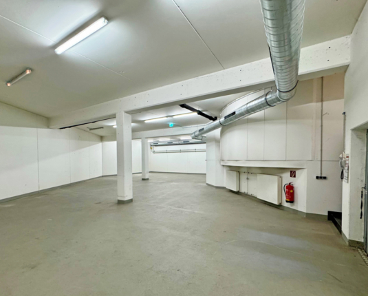 Repräsentative Gewerbeflächen mit ausgezeichneter Werbemöglichkeit zur Autobahn