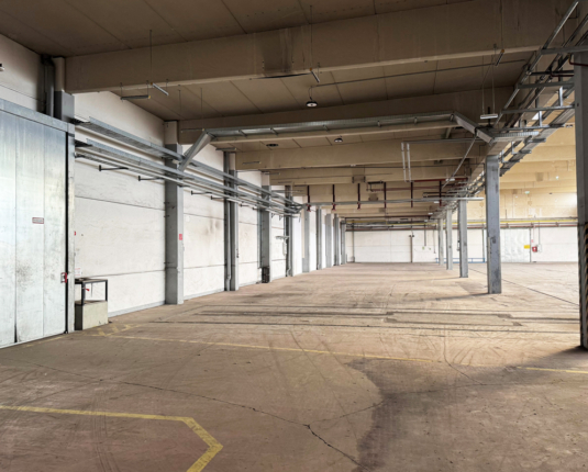 Großzügige Lagerhalle mit Büroanteil in verkehrsgünstiger Lage