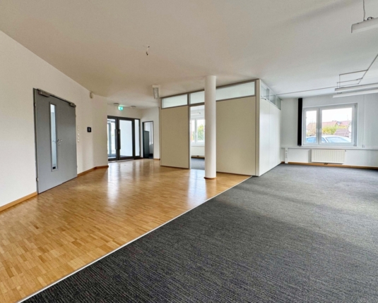 Repräsentative Gewerbeflächen mit ausgezeichneter Werbemöglichkeit zur Autobahn