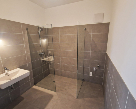 Helle 3- Zimmer-Neubauwohnung mit riesigem Westbalkon