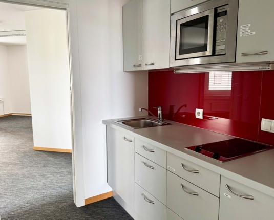 Repräsentatives Büro mit ausgezeichneter Werbemöglichkeit zur Autobahn